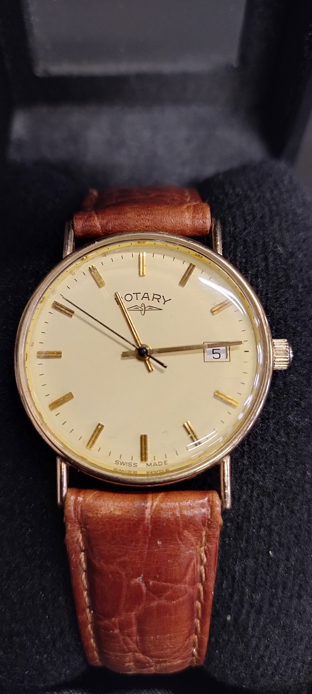 Lot 373: Mens 9ct gold Rotary watch with date window...