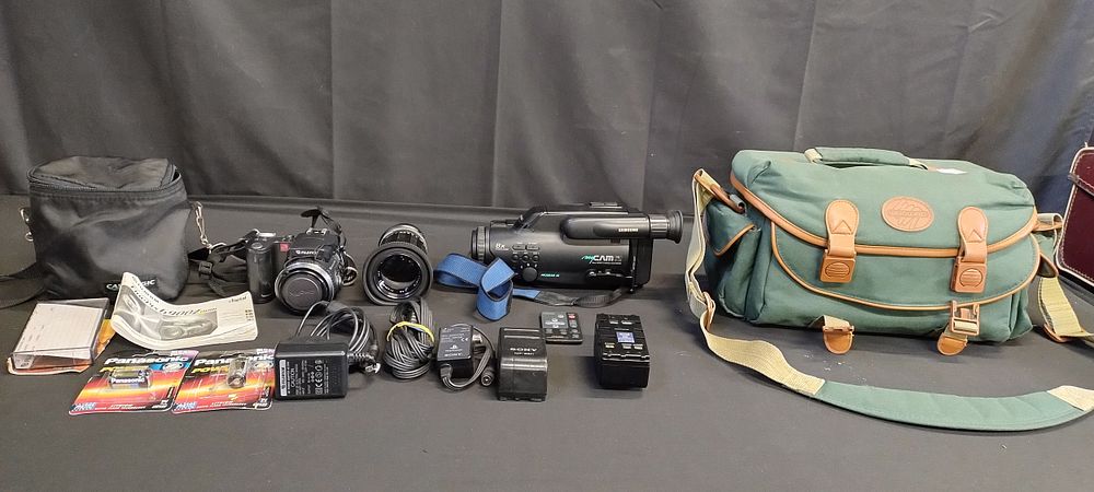 Lot 380: Vanguard camera bag containing a Fujifilm 6900 zoom....