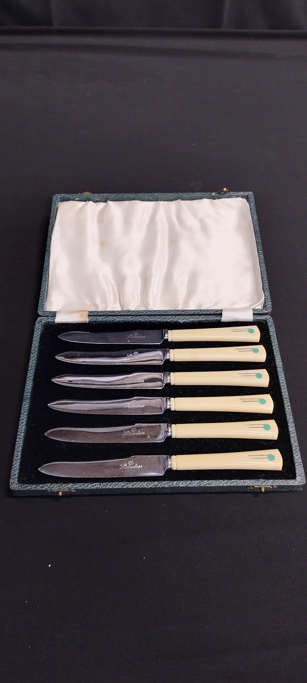 Lot 386: Set of 6 vintage knives in original case