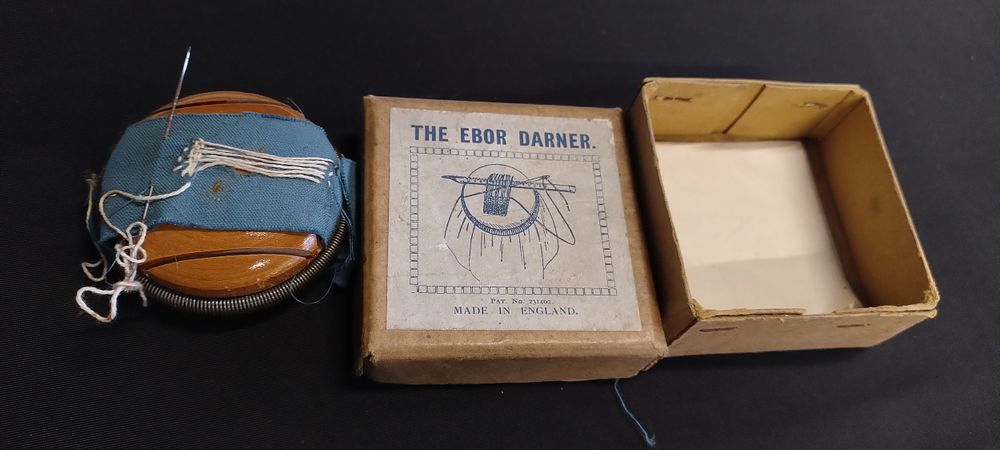 Lot 411: Vintage wooden Ebor darner