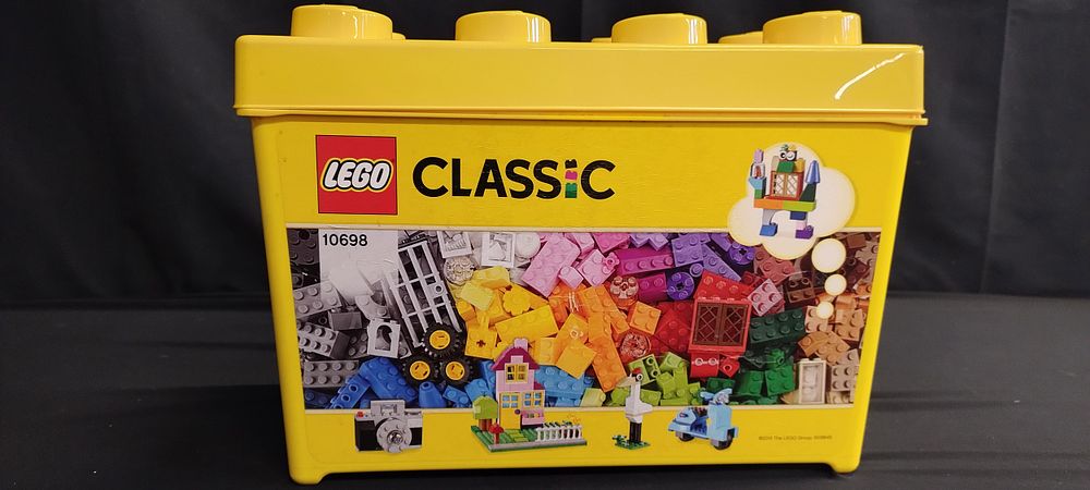Lot 413: Box of classic Lego pieces ( 2015)