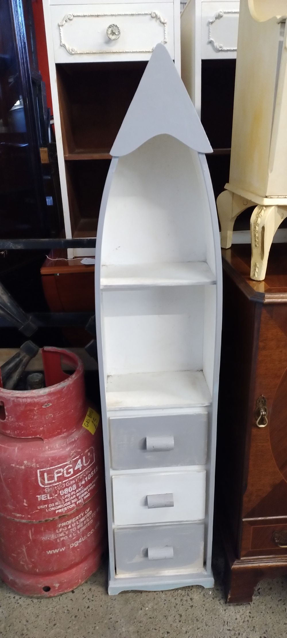 Lot 420: Boat shaped shelf unit with 3 drawers in...