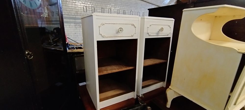 Lot 421: 2 bedside tables with drawer and shelf in...