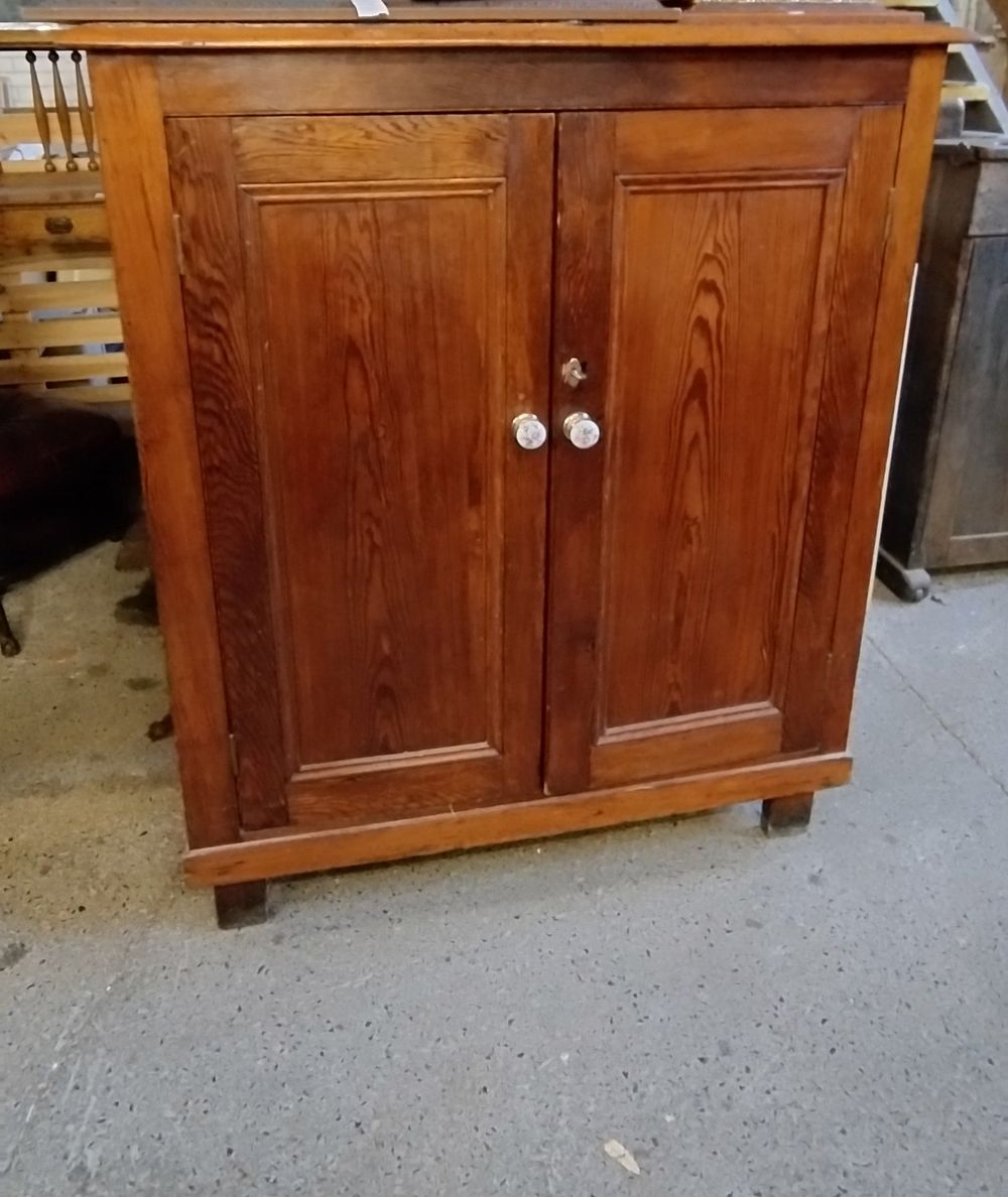 Lot 425: Wooden 4 shelf cupboard with floral handles. Measures...