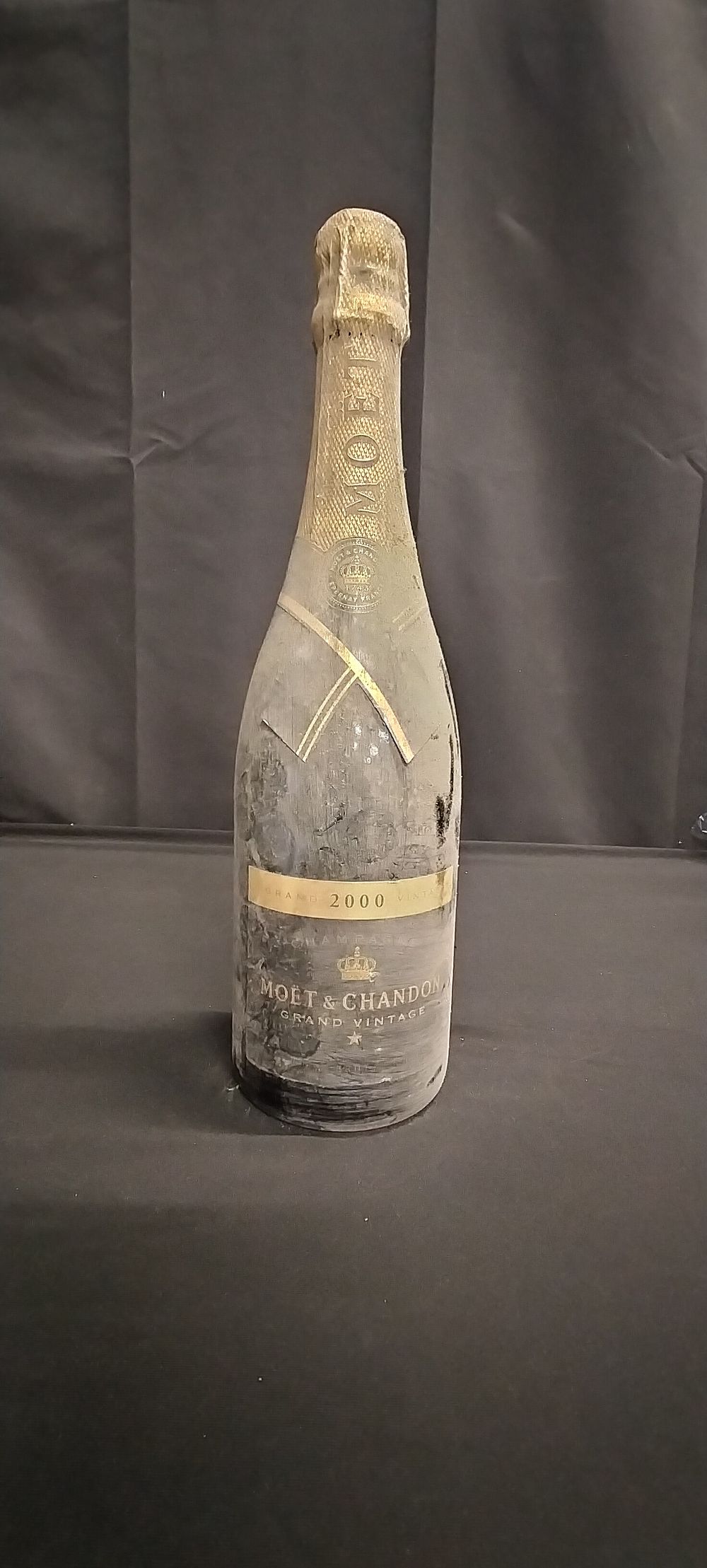 Lot 180: 750 ml Bottle of 2000 Moët &Chandon Grand...