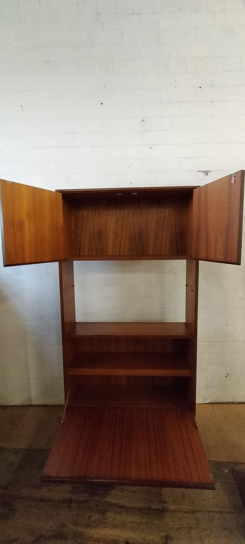 Lot 200: G- plan Cocktail cabinet with top cupboard and...