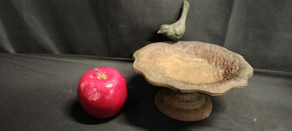 Lot 217: Small decorative cast iron bird bath/ feeder with...