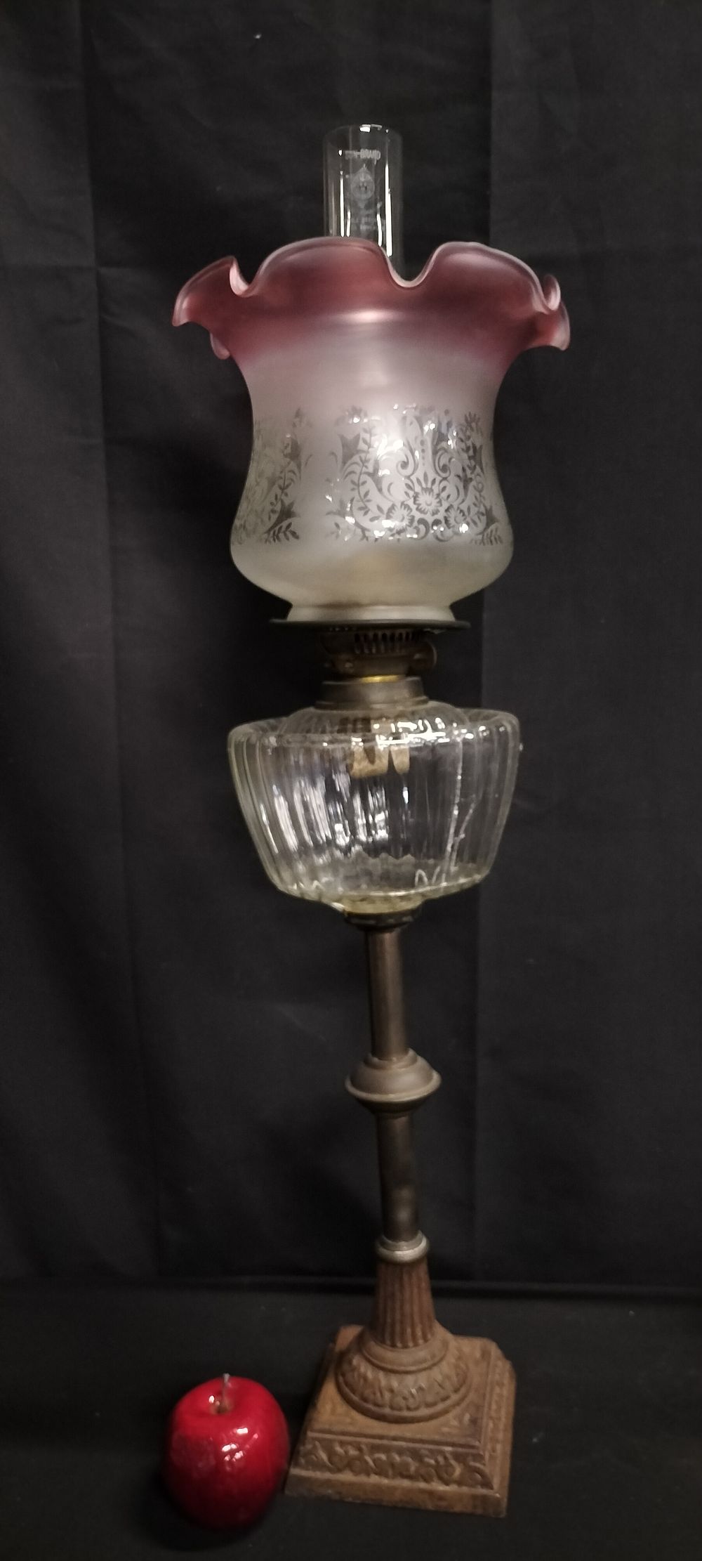 Lot 246: Vintage glass oil lamp with pink rimmed etched...