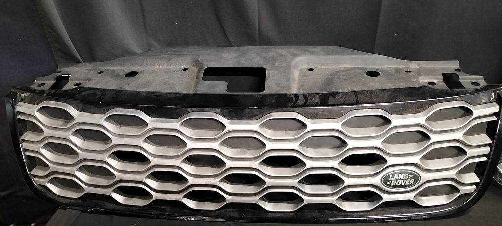 Lot 247: Land Rover Discovery 2021 front bumper grill MY42-8A189