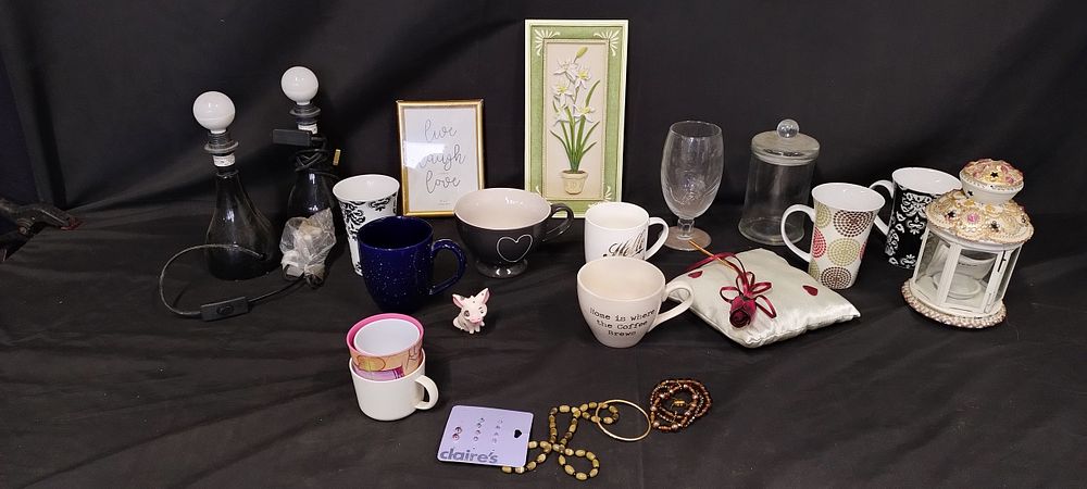 Lot 257: Selection of homeware including lamps, picture frames and...