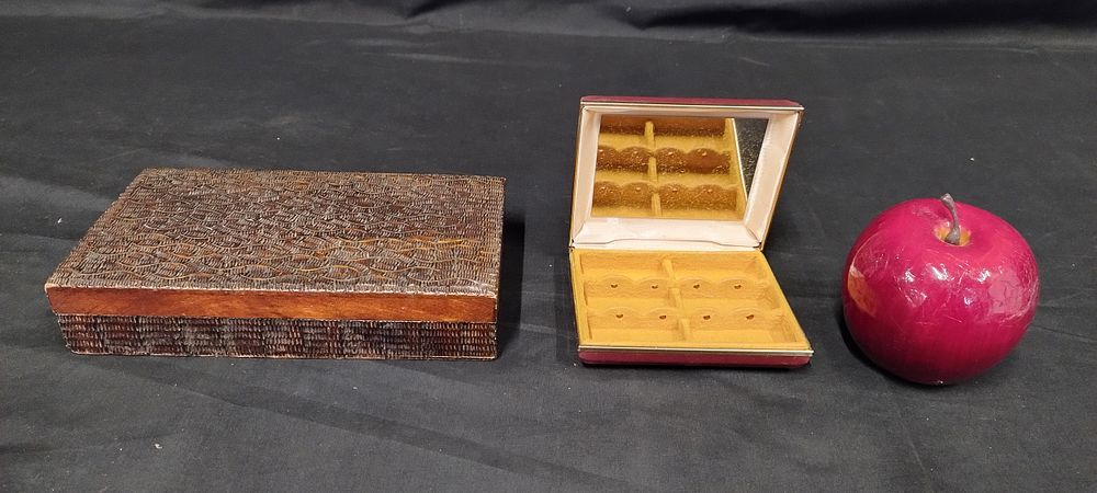 Lot 269: Wooden trinket box and a vintage jewellery box...