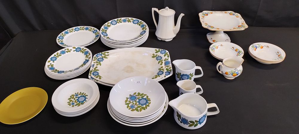 Lot 274: Collection of vintage J&G Making table ware and...