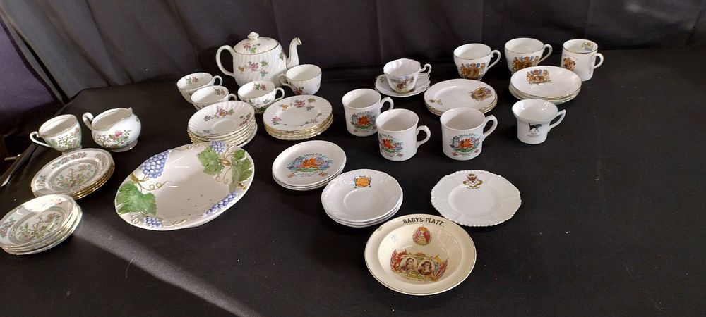 Lot 276: Selection of various cups, saucers, teapot and other...
