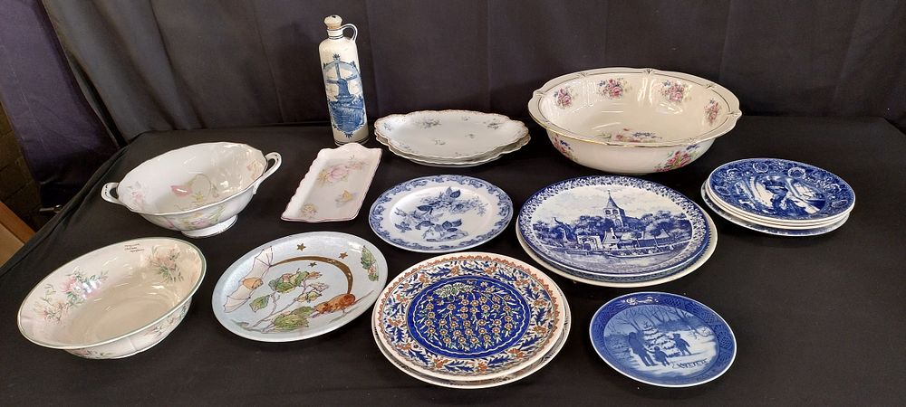 Lot 282: Collection of decorative plates, bowls, blue and white...