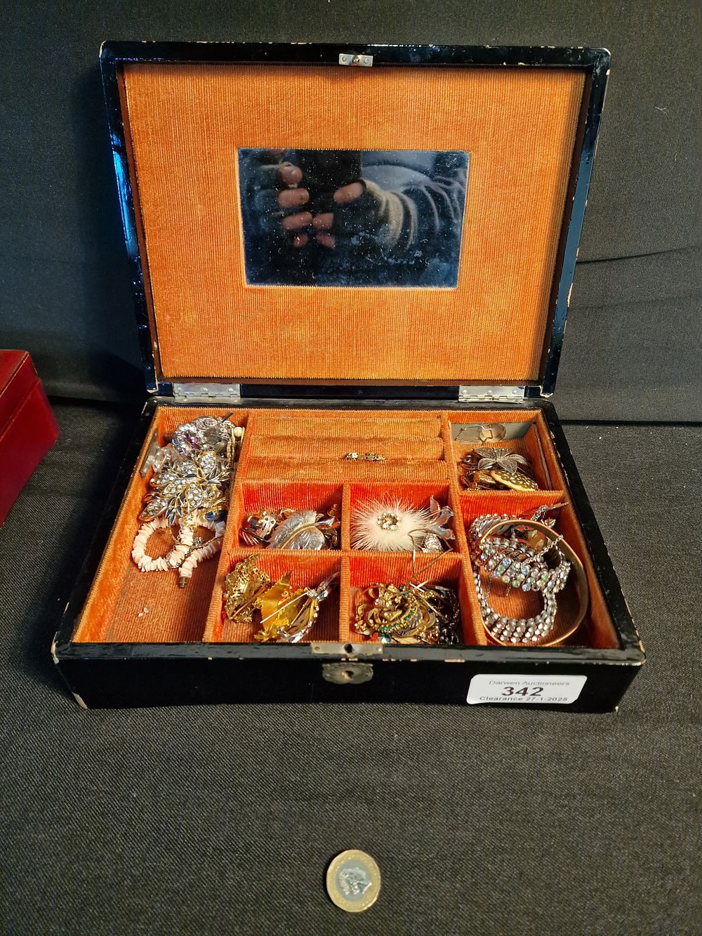 Lot 342: Oriental style jewellery box containing costume jewellery