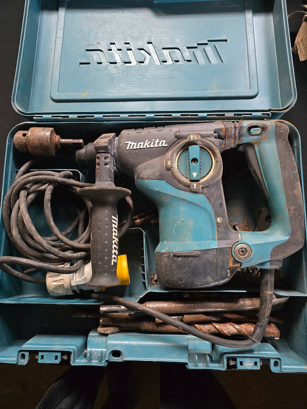 Lot 156: MAKITA electric Rotary hammer drill HR2811F with accessories