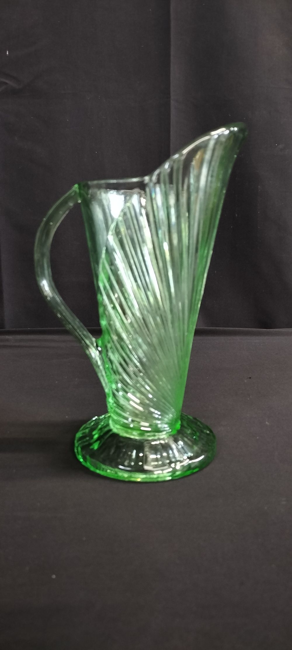 Lot 187: Art deco Bagley green glass 1939 sunburst design...