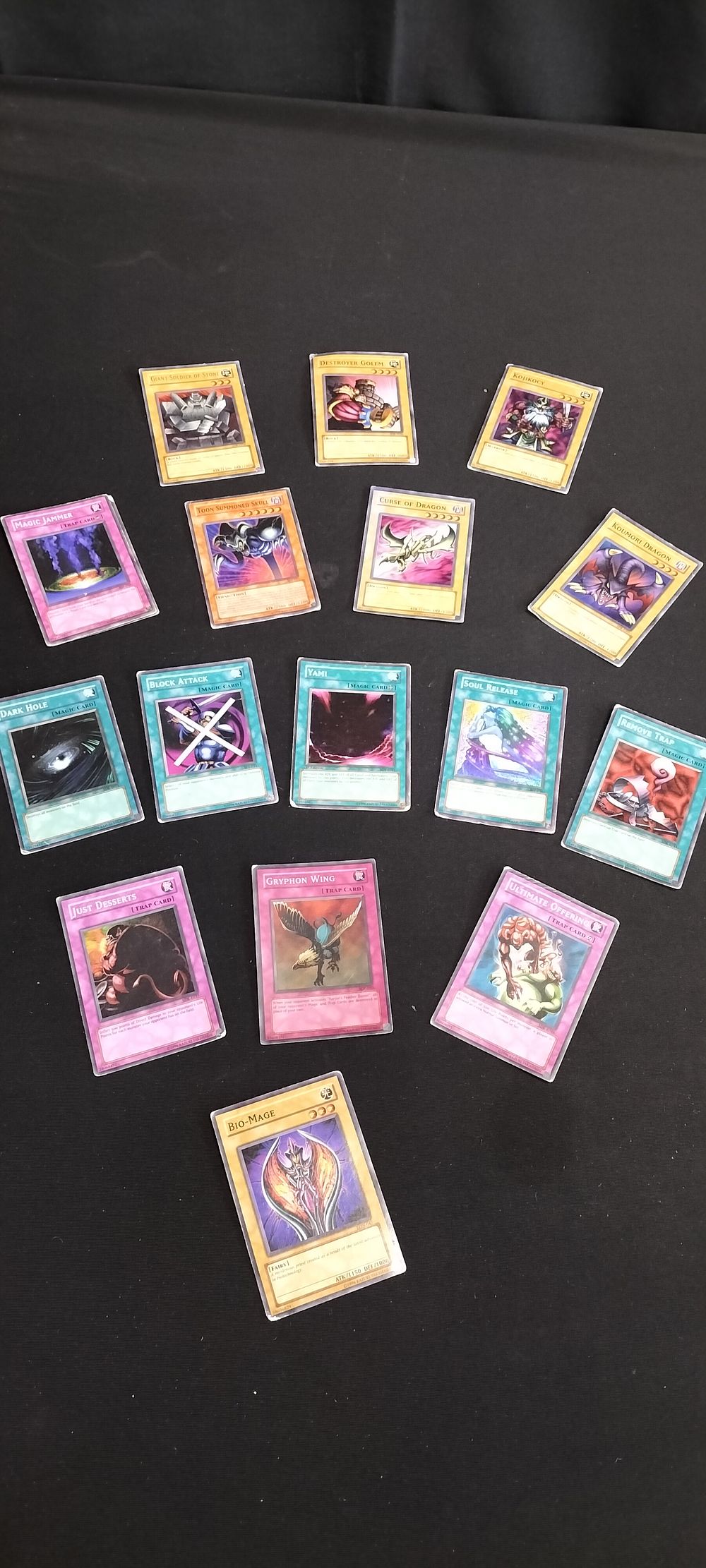Lot 190: 17 Vintage 1996 Yu-Gi-Oh cards