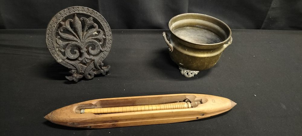 Lot 210: Brass planter bowl, cast metal Fleur De Lise...