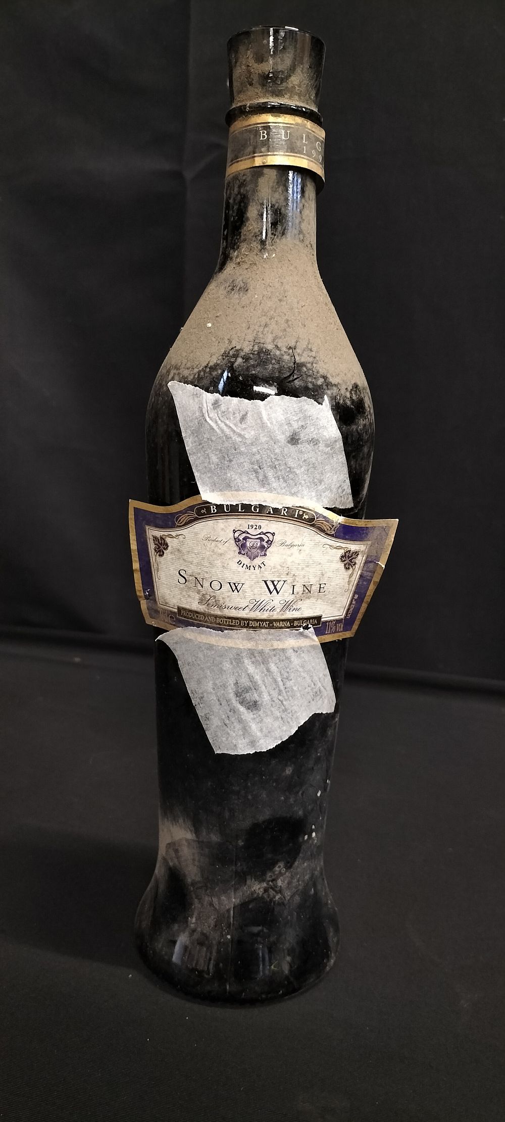 Lot 258: Bottle of unopened 1997 Bulgari Snow wine semisweet...