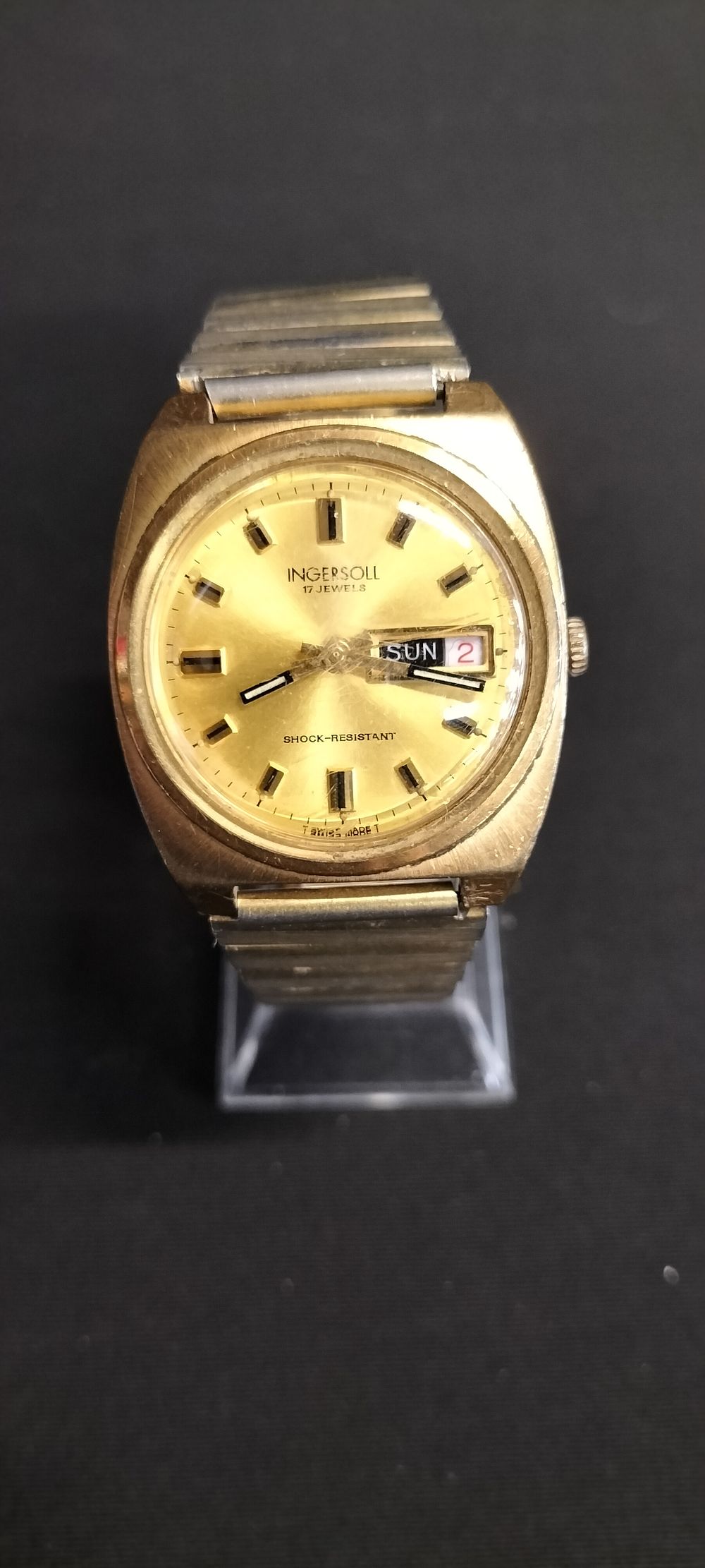 Lot 272: Vintage Ingersoll Shock Resistant 17 Jewels gold tone...