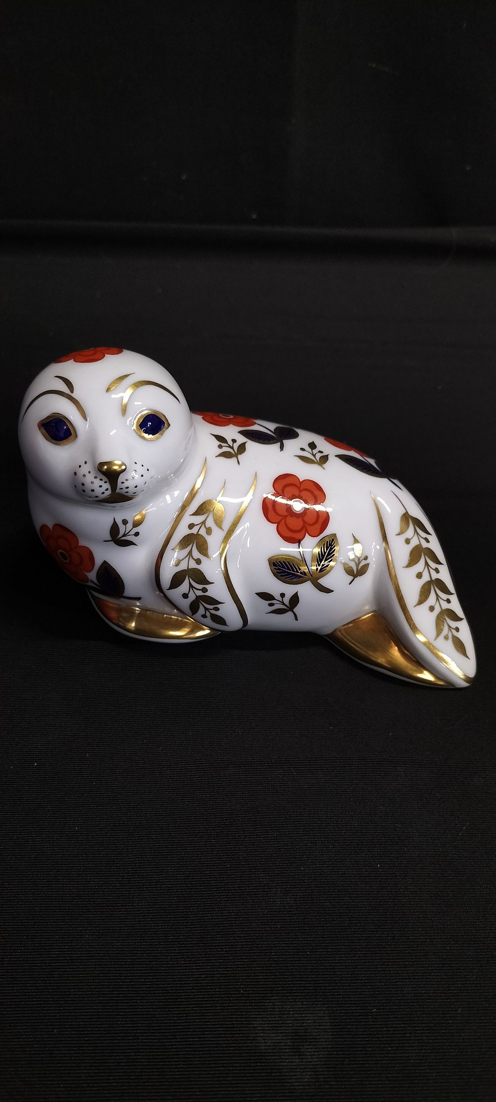 Lot 274: Royal Crown Derby Imari seal with gold button