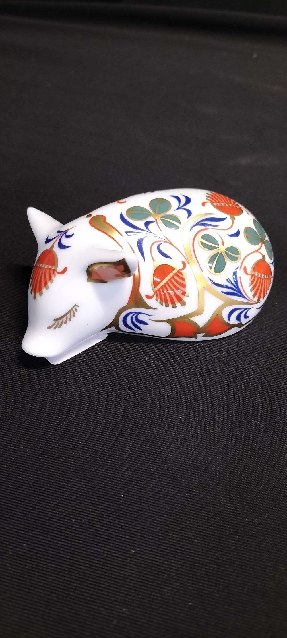 Lot 287: Boxed Royal Crown Derby Imari piglet with gold...