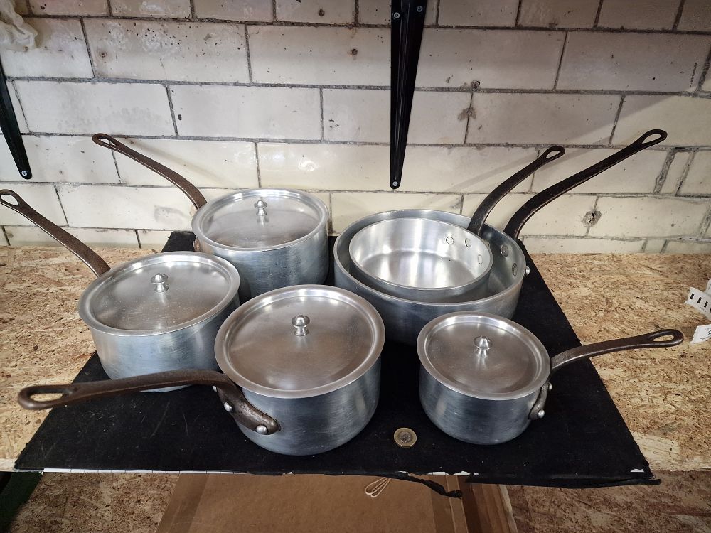 Lot 154: Vintage 6pc Aluminium Pan Set