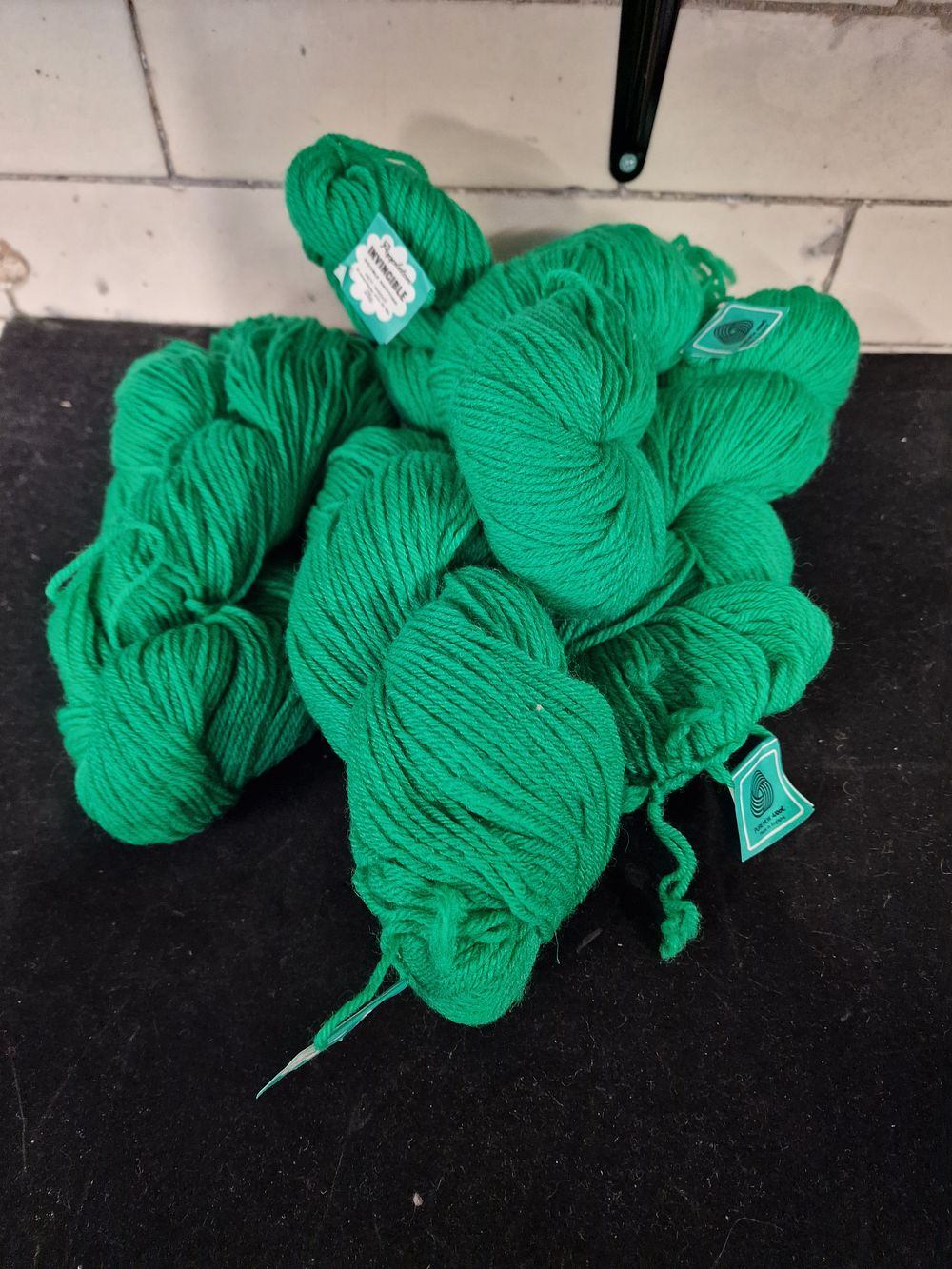 Lot 192: Acrylic Wool Color Green