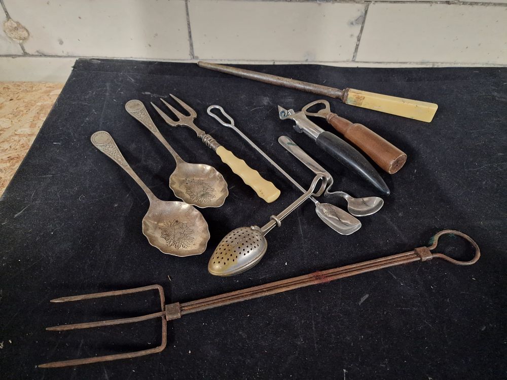 Lot 245: Vintage Cutlery inc Silver Plate