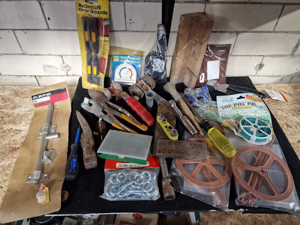 Lot 270: Mixed Lot of Tools, Fixings and Hardware