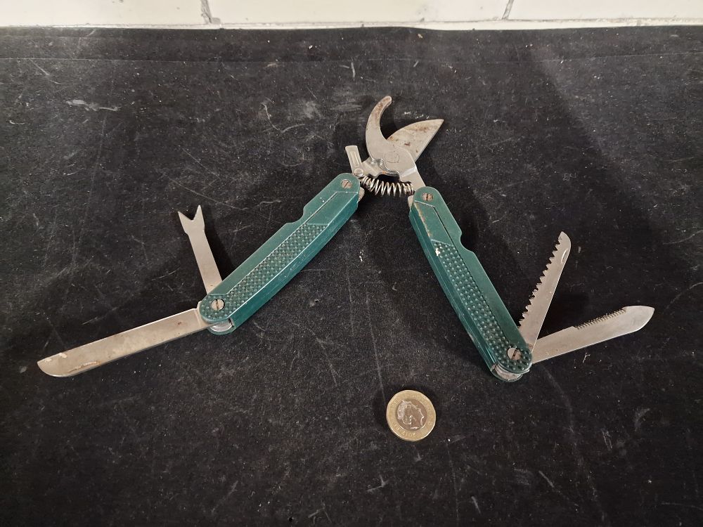Lot 272: Gardening Multi Tool