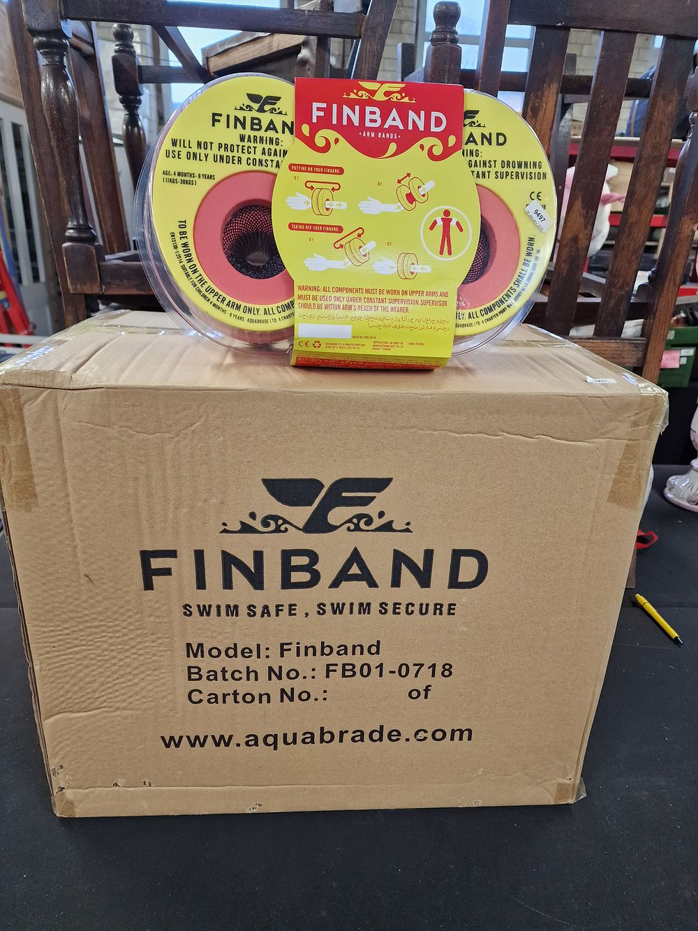 Lot 392: Box of 8 Brand New Finband Arm Bands