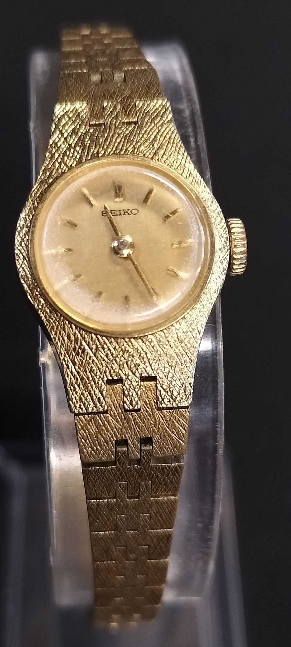 Lot 181: Seiko ladies wind up analogue gold tone dress...