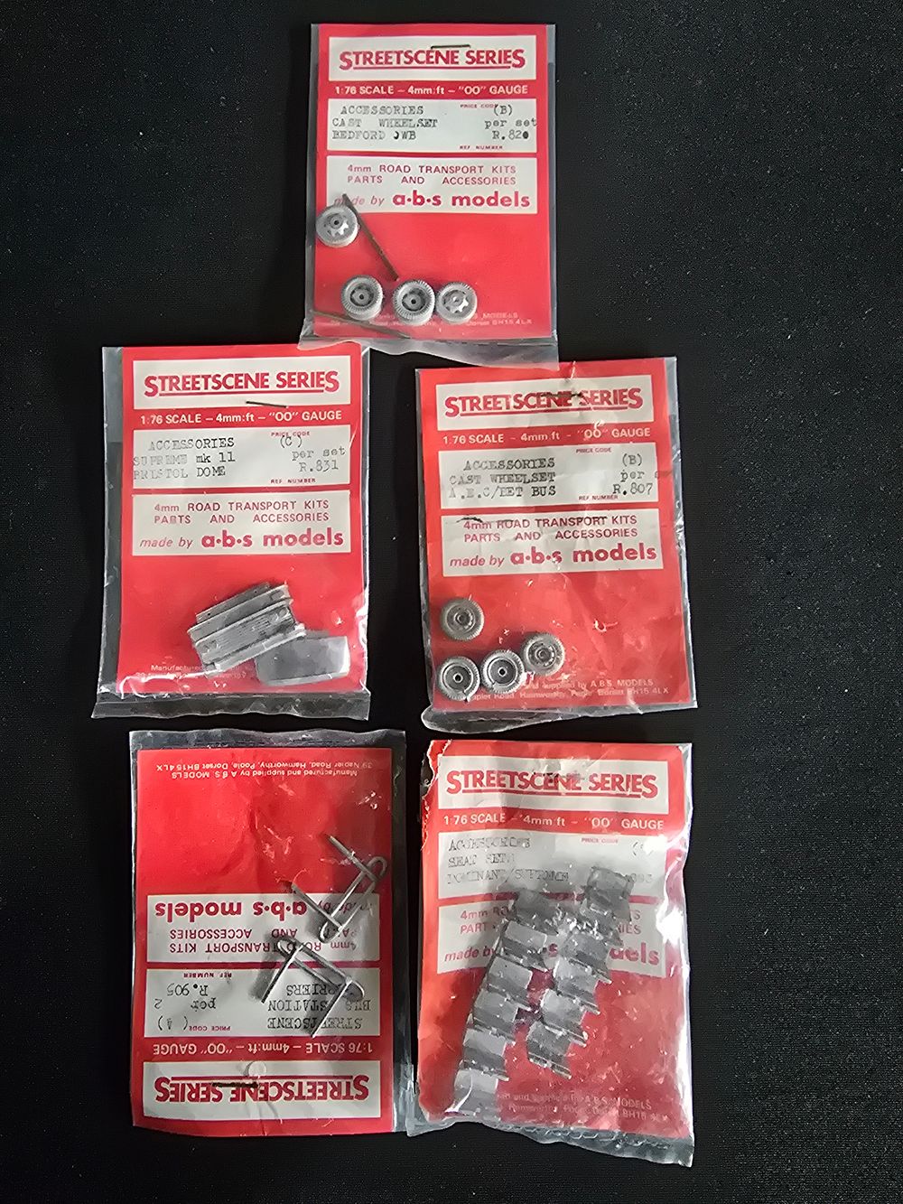 Lot 191: A selections of 4mm transport parts and accessories