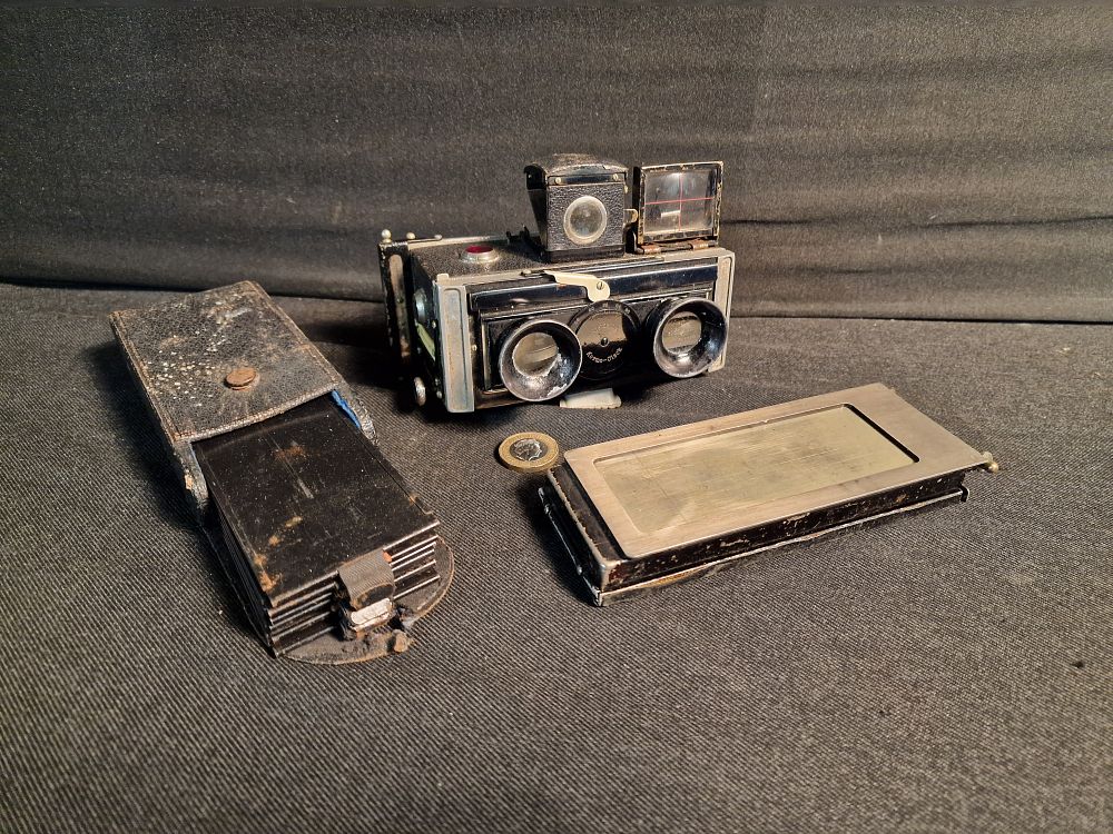 Lot 160: Vintage Rietzschel Camera and Slides a/f
