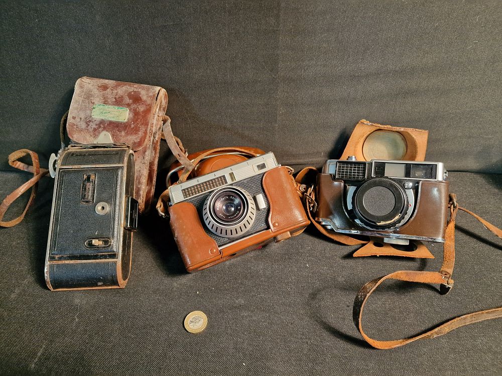 Lot 166: Three Vintage Cameras a/f