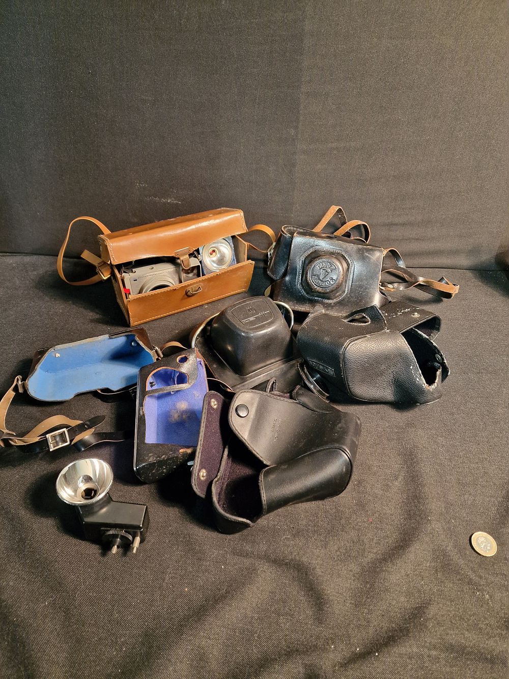 Lot 173: Vintage Camera and Cases a/f