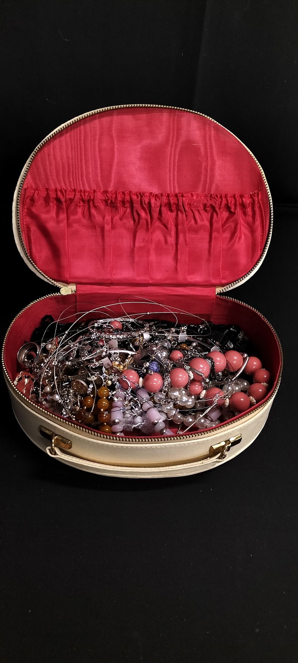 Lot 204: Jewellery box containing various items of costume jewellery