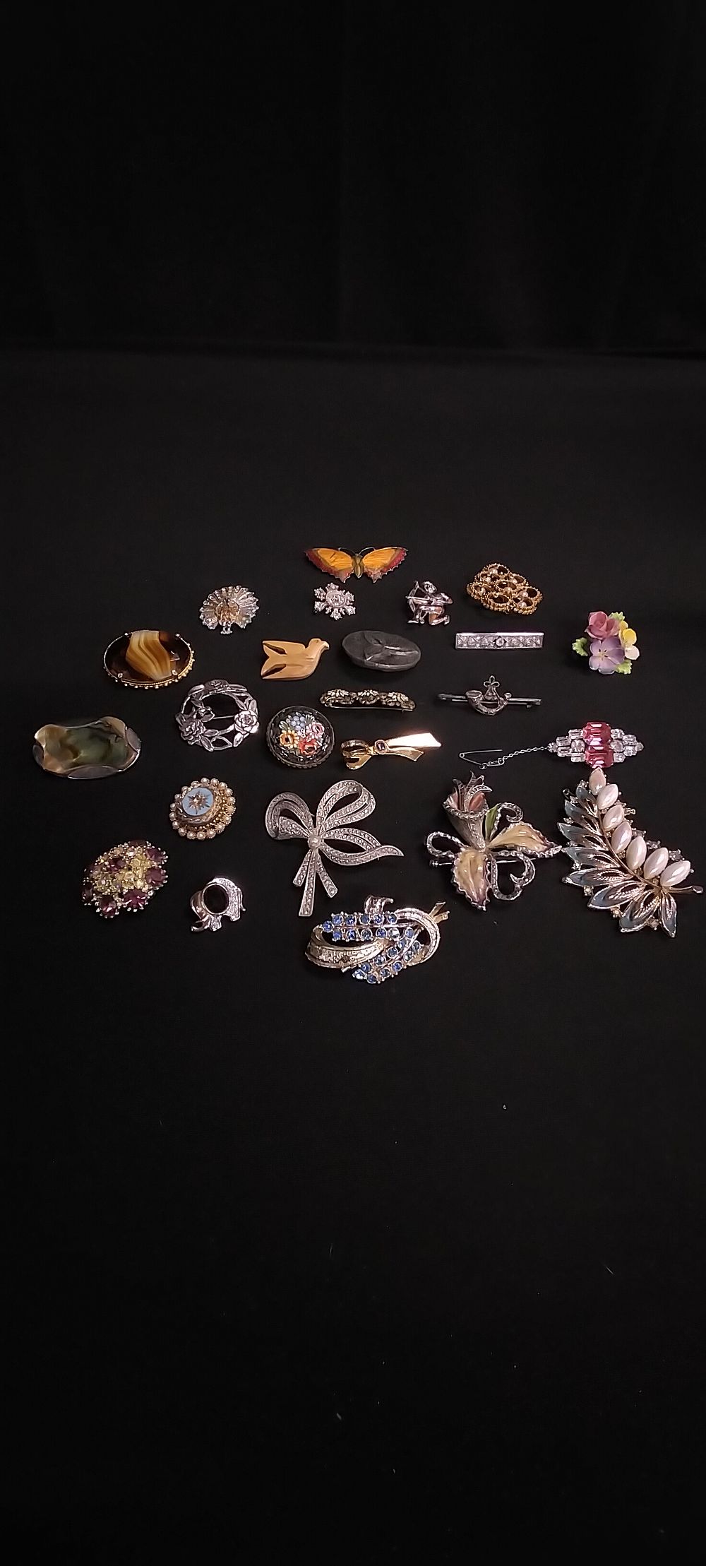 Lot 206: Selection of various vintage brooches