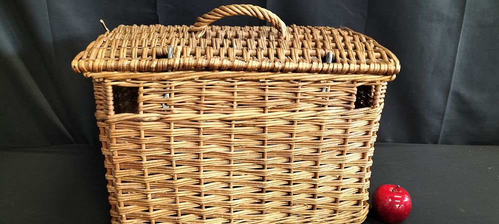 Lot 227: Large wicker basket with lid measures approx H...