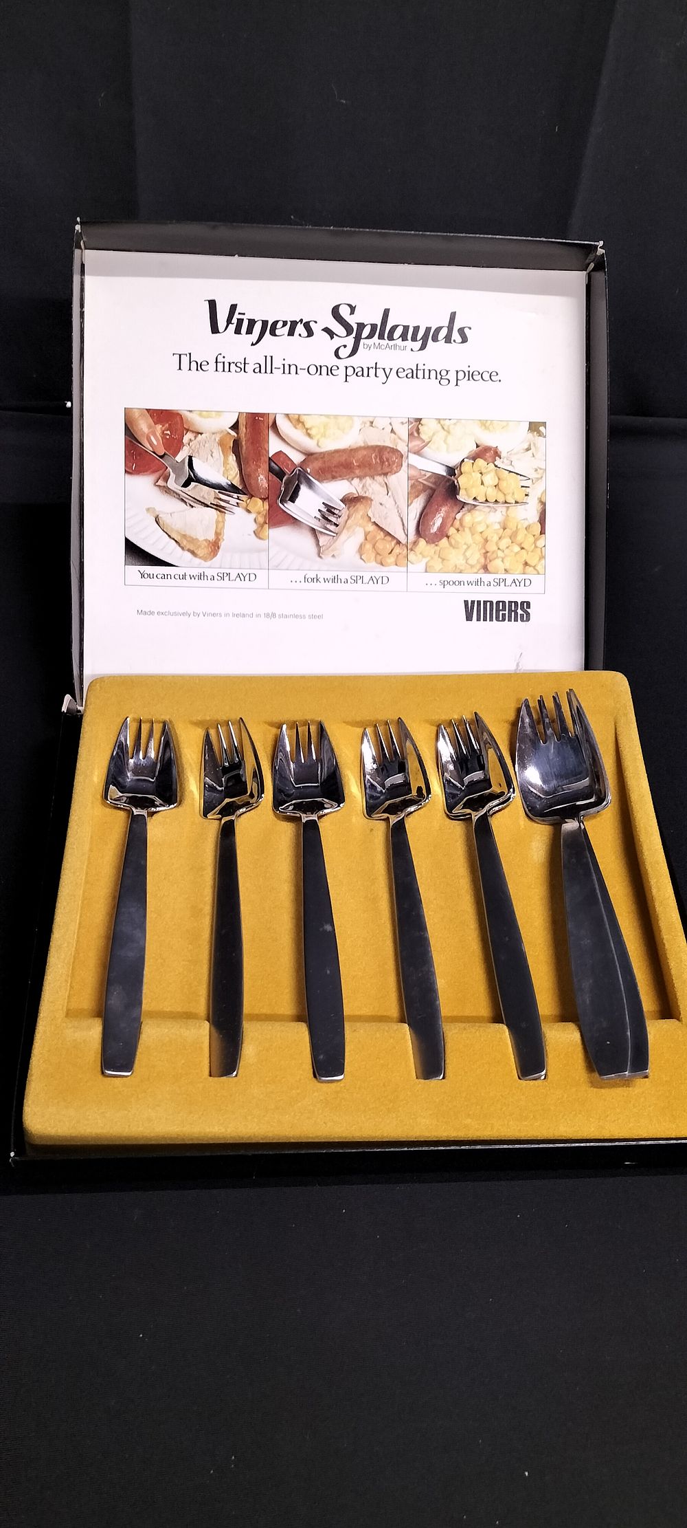 Lot 243: Boxed Set of stainless steel Viners Splayed spoon...