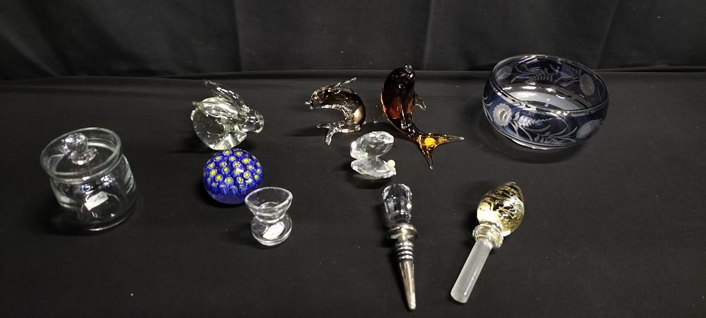 Lot 245: Mixed lot of glass including dolphins, rabbit, crystal...