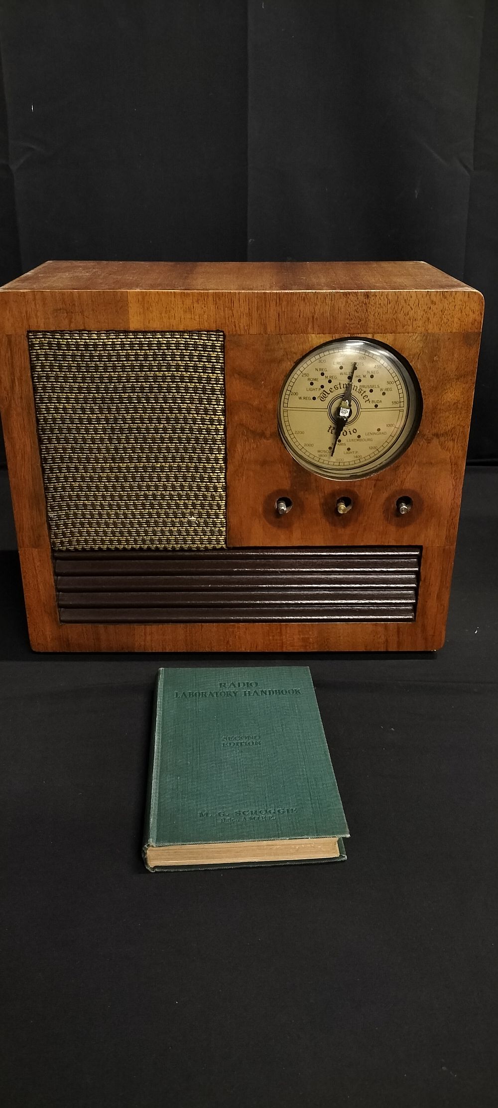 Lot 248: 1946 WWII wood cased Westminster Radio Mw/LW ADP6...