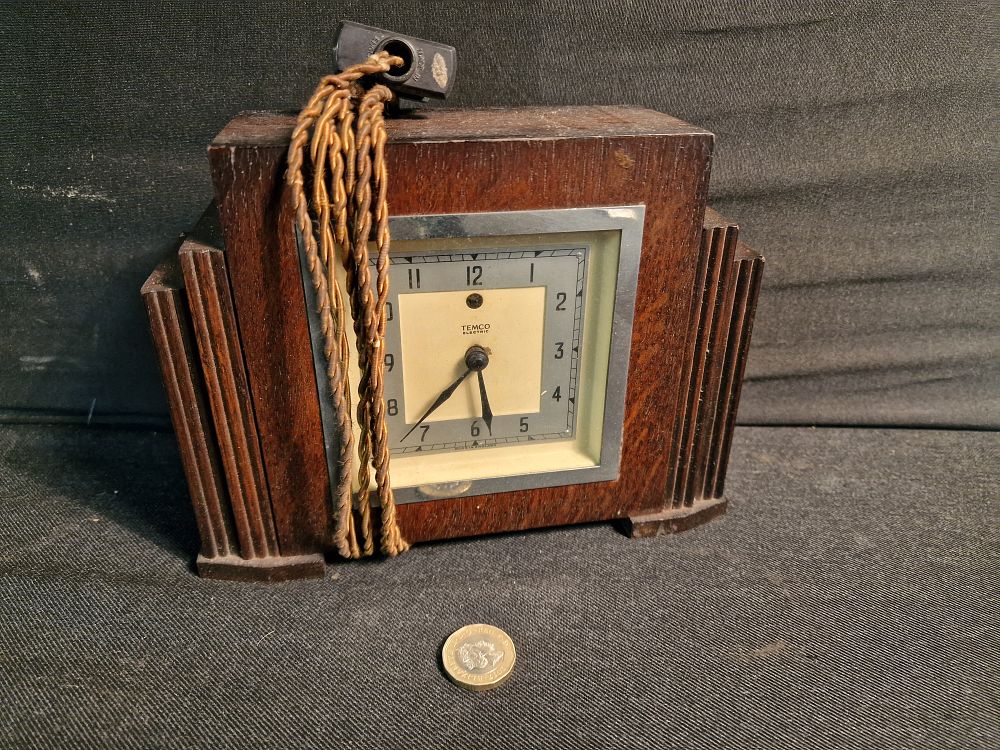 Lot 220: Vintage Temco Art Deco Mantle Clock