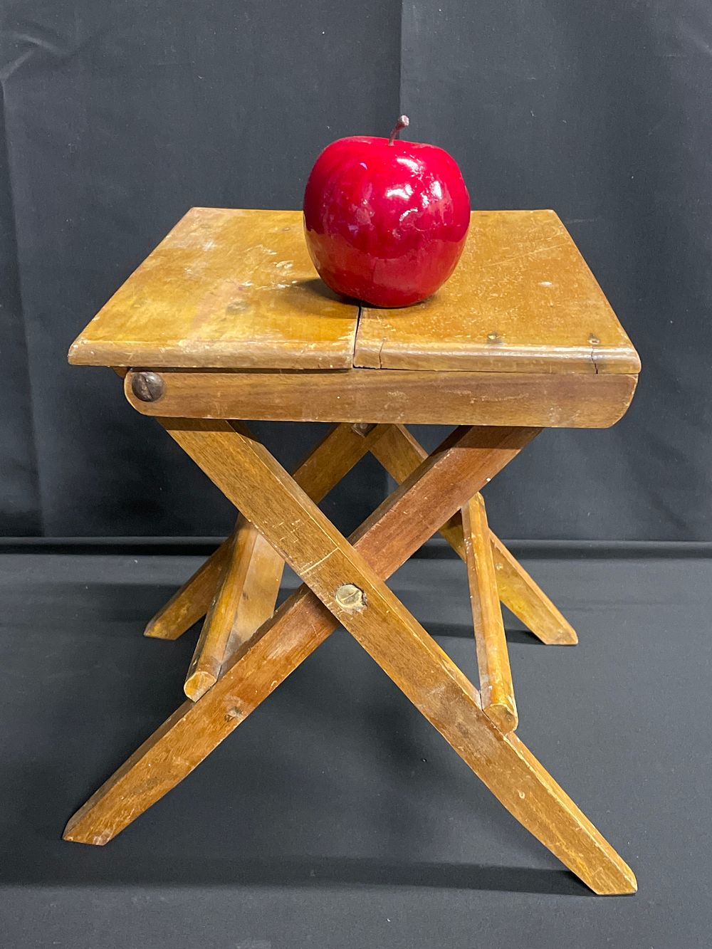 Lot 281: Vintage foldaway artist stool