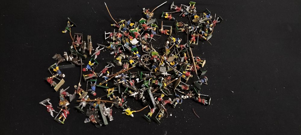 Lot 288: Collection of vintage lead soldier figures