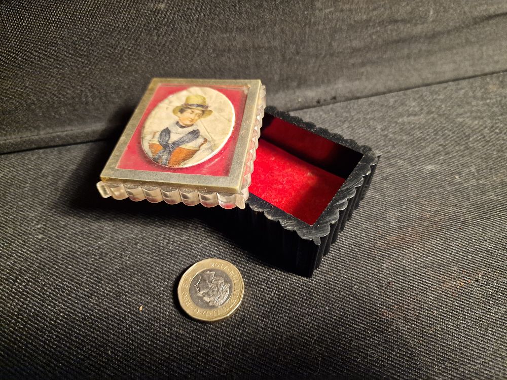 Lot 246: Vintage Italian Jewelry Ring or Earring Box Trinket Box