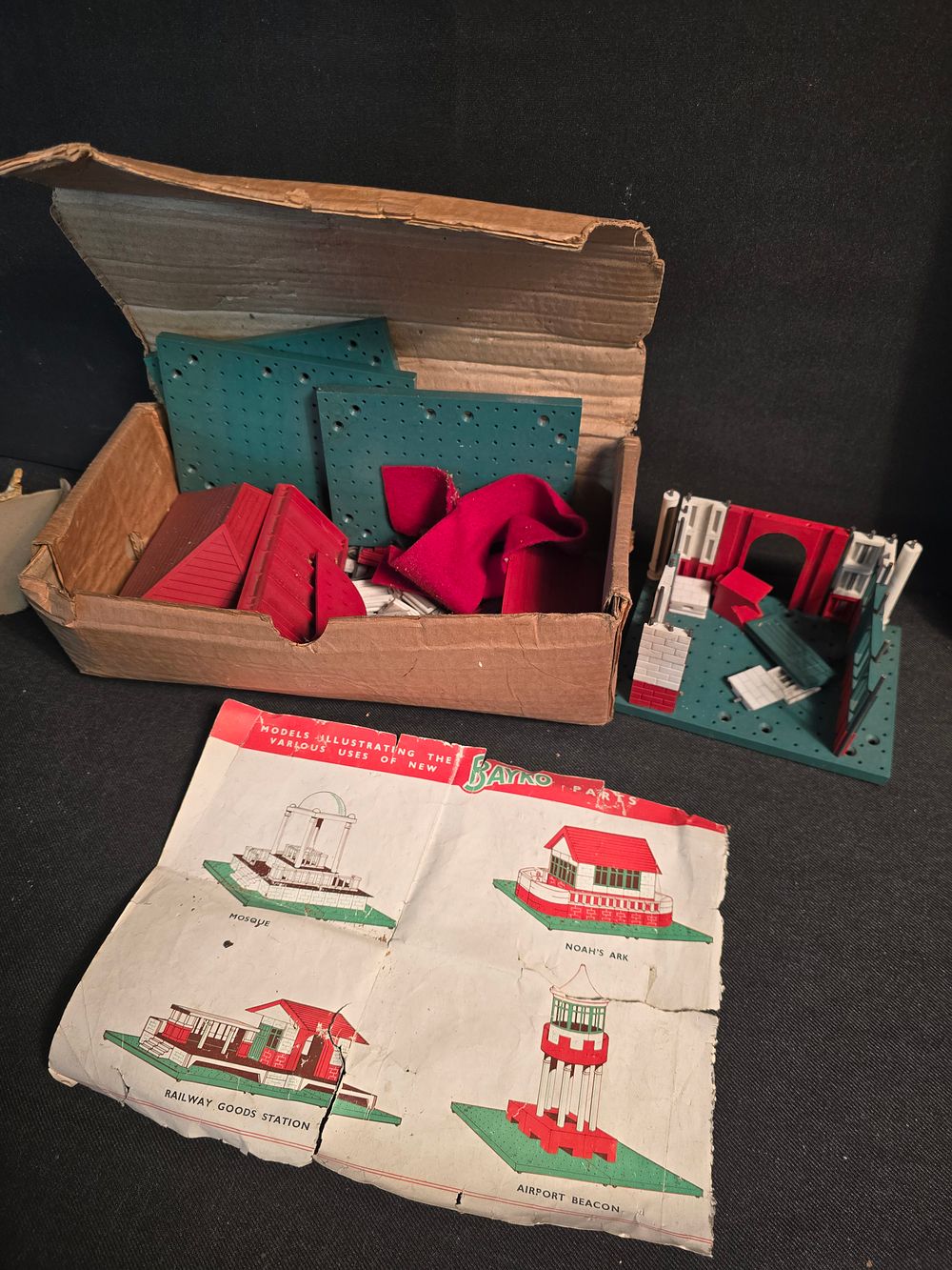 Lot 377: BAYKO models.