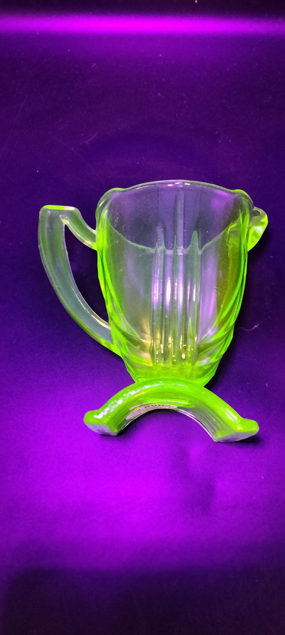 Lot 305: Art deco uranium creamer jug. Measures approx H...